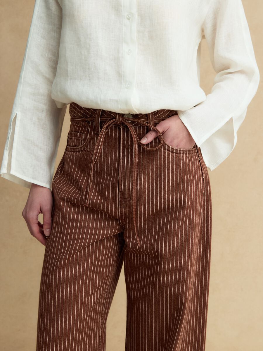 Pantaloni wide leg a righe marroni in puro cotone_3