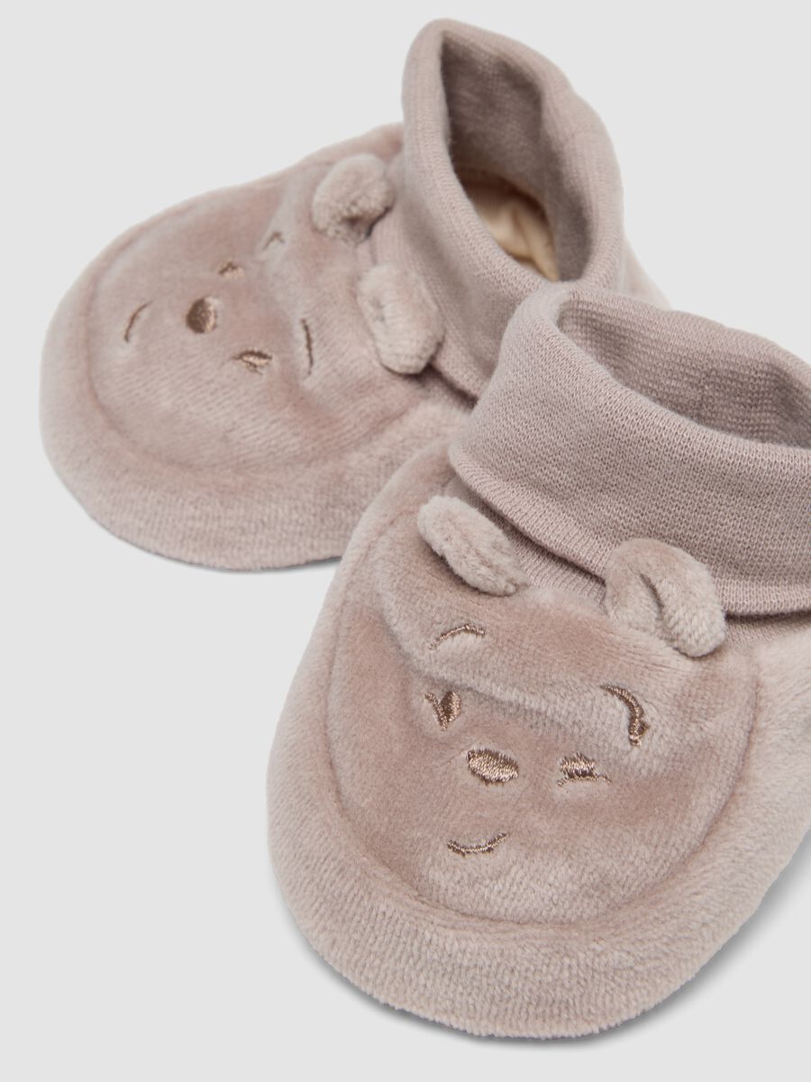Set grigio con cuffietta e scarpine per neonati a tema Winnie The Pooh_1