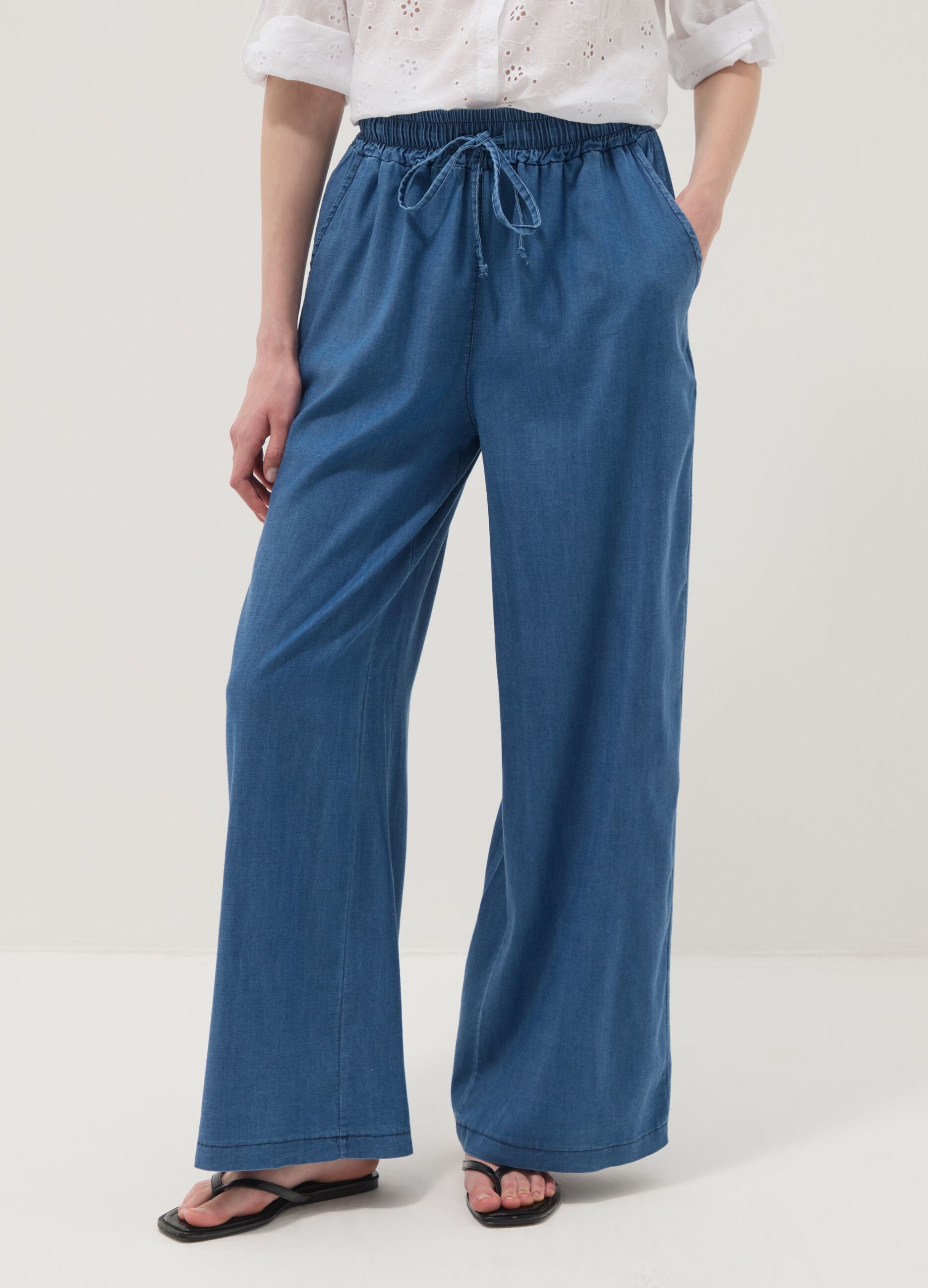 Pantaloni blu in puro lyocell a gamba ampia regular fit