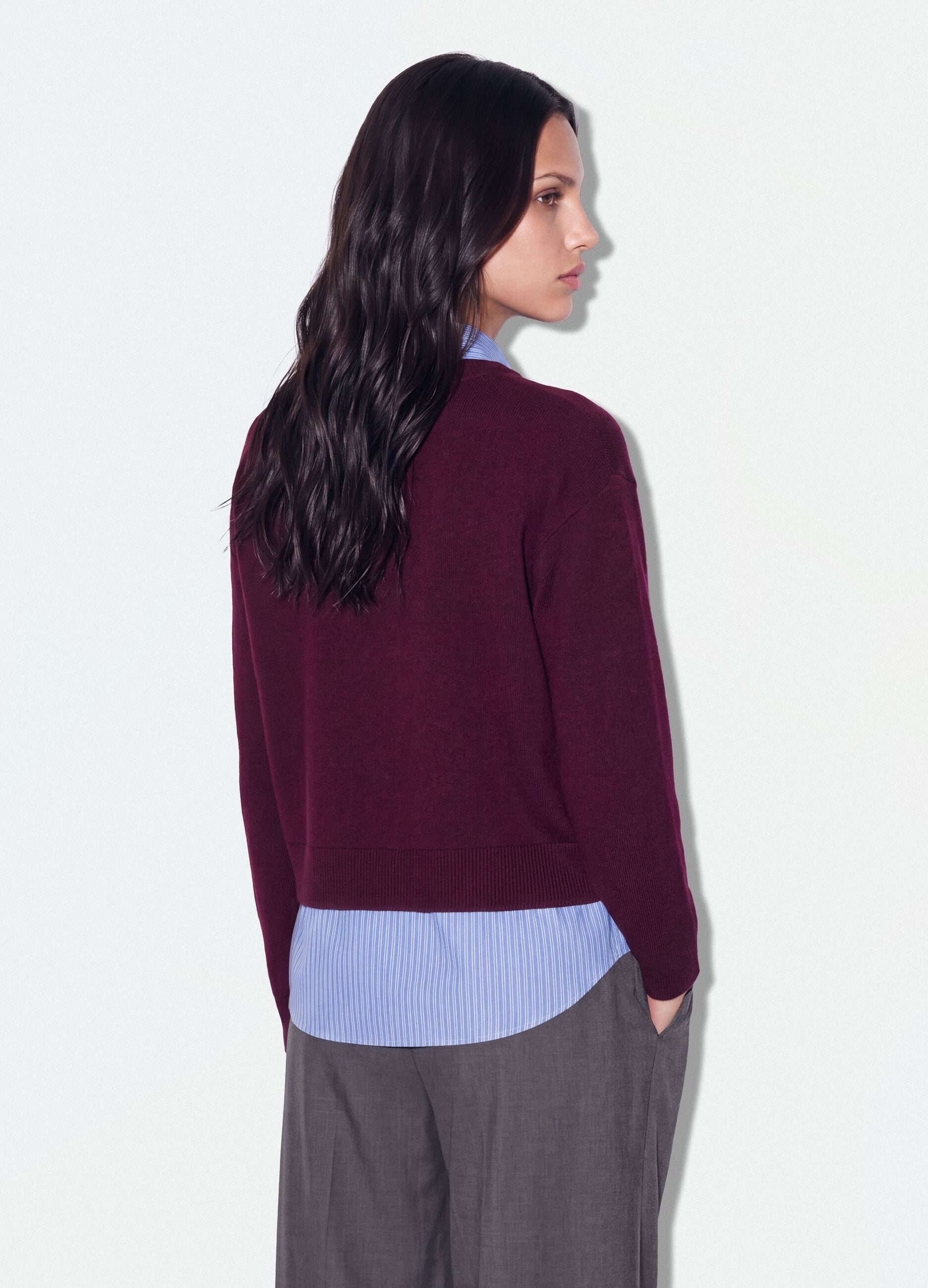 Maglia viola in misto viscosa e lana con scollo a V e inserto camicia
