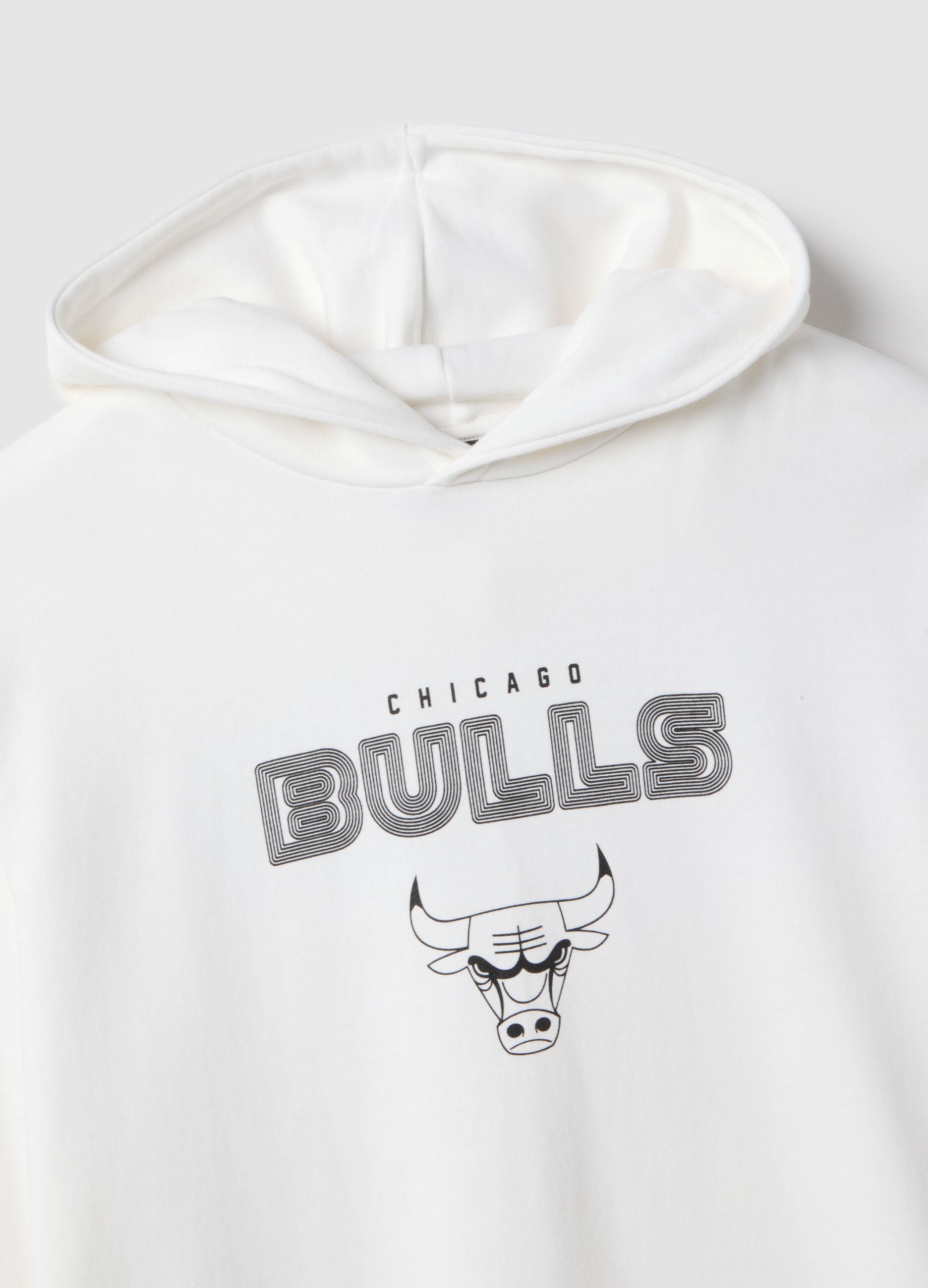 White cotton blend regular fit hoodie with Chicago Bulls logo