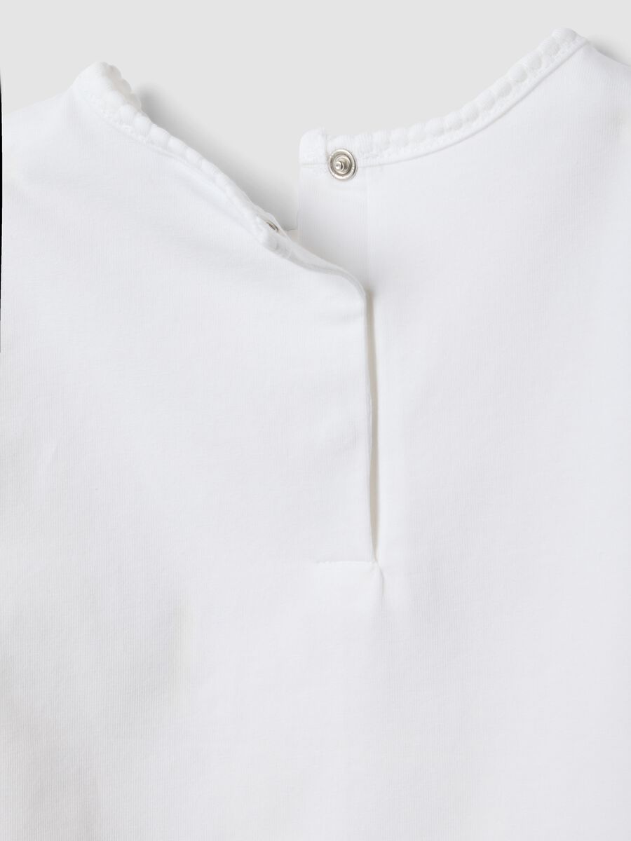 T-shirt bianca in cotone elasticizzato da bimba con fiori e strass_3
