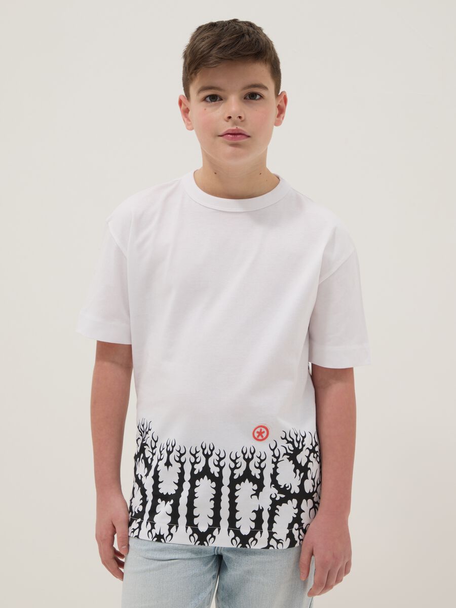 T-shirt in puro cotone bianco da bambino oversize fit con stampa_0