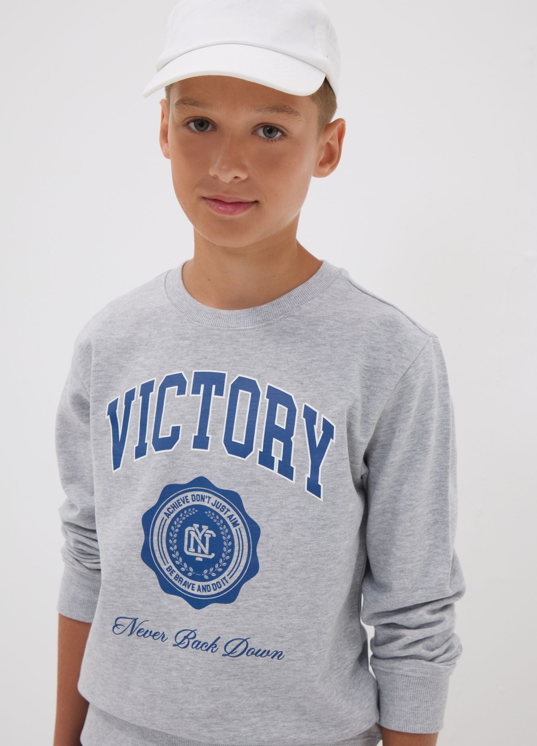 Grey cotton and viscose blend sweatshirt with &ldquo;Victory&rdquo; slogan for boys