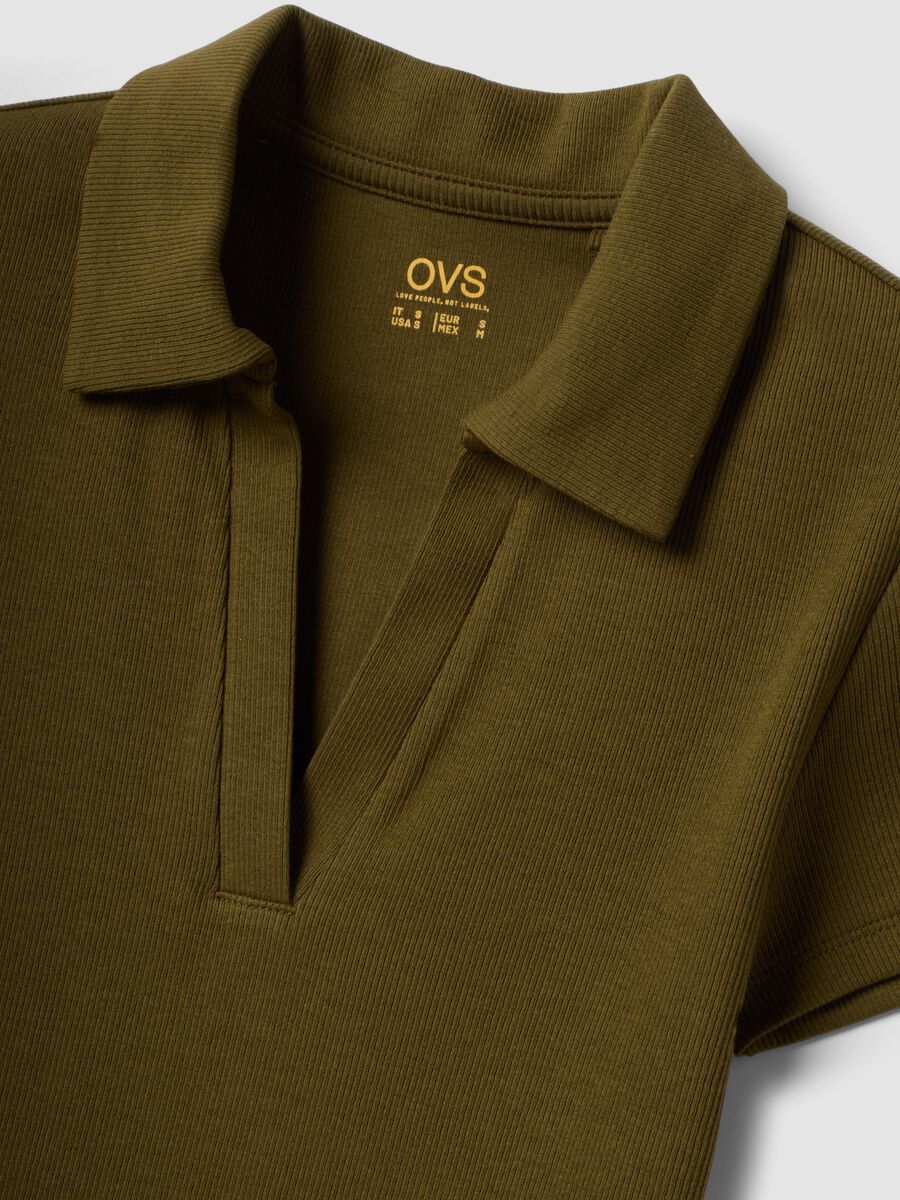 Polo verde in cotone elasticizzato con scollo a V aperto regular fit_6