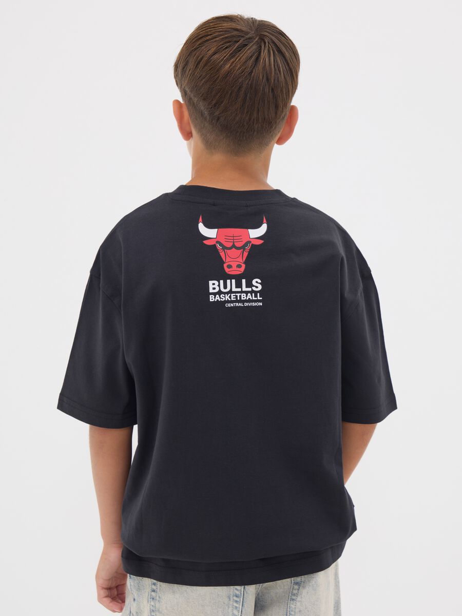 Black pure cotton T-shirt with Chicago Bulls print for boys_2