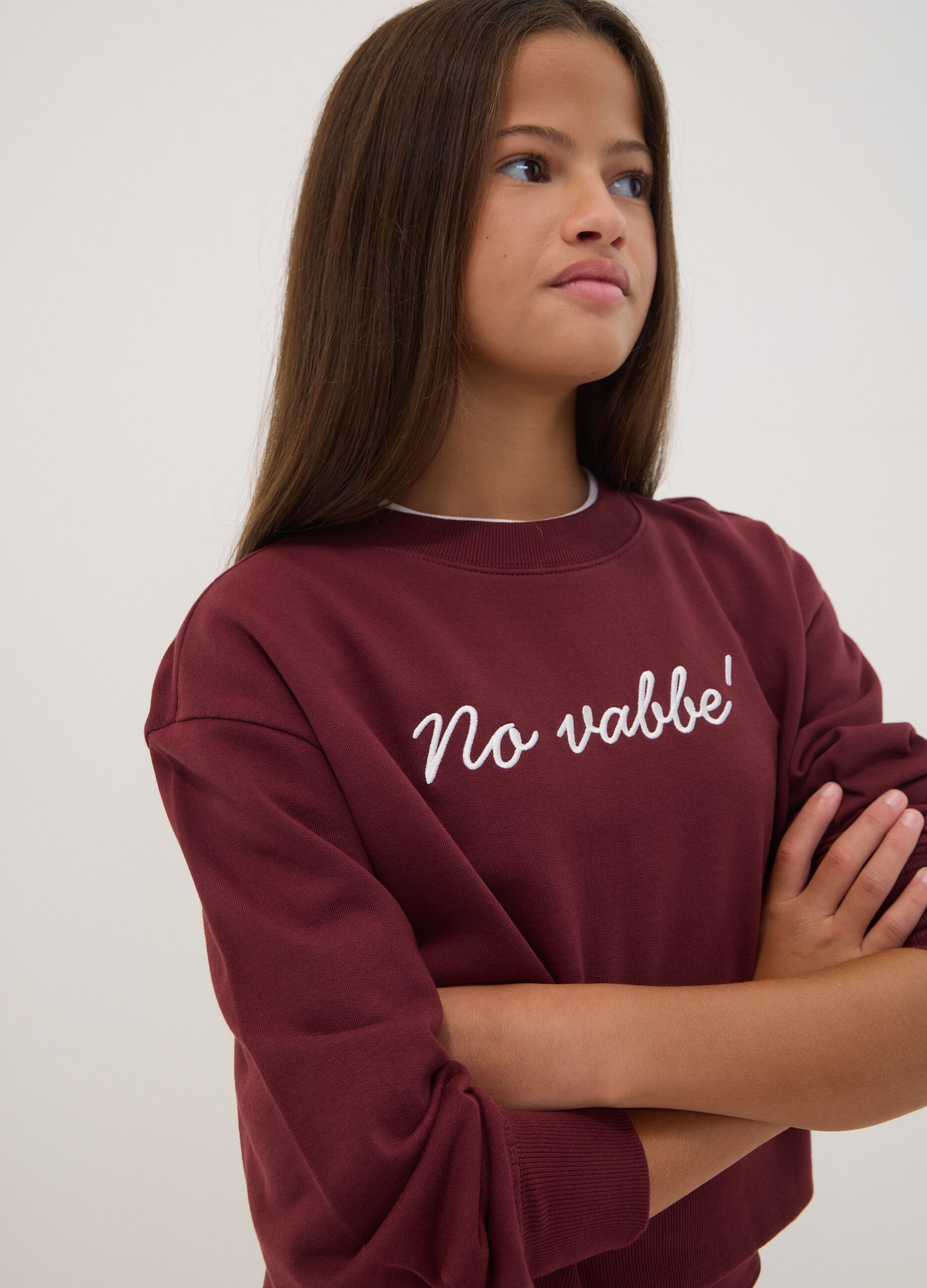 Short purple sweatshirt in pure organic cotton with ribbed neckline