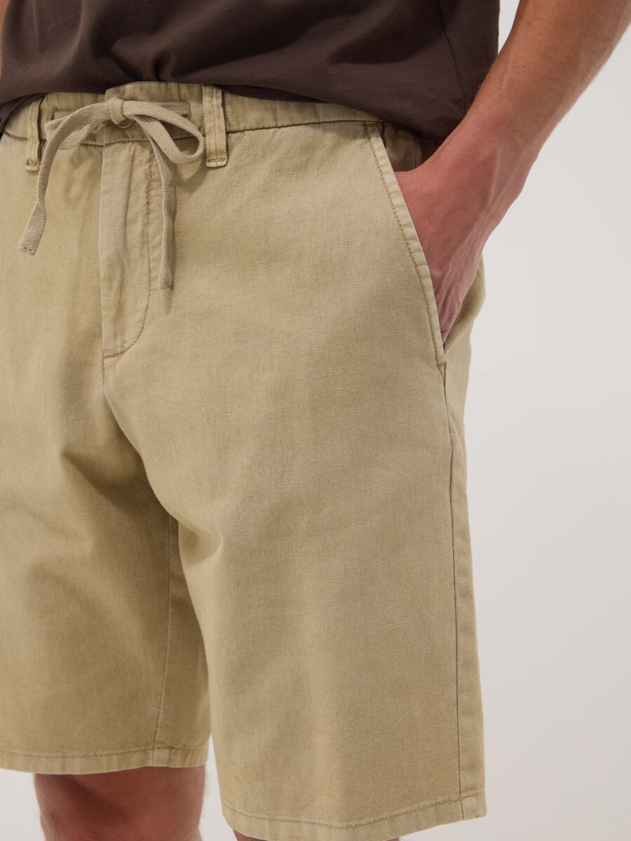 Beige chino Bermuda shorts in a linen and cotton blend_3