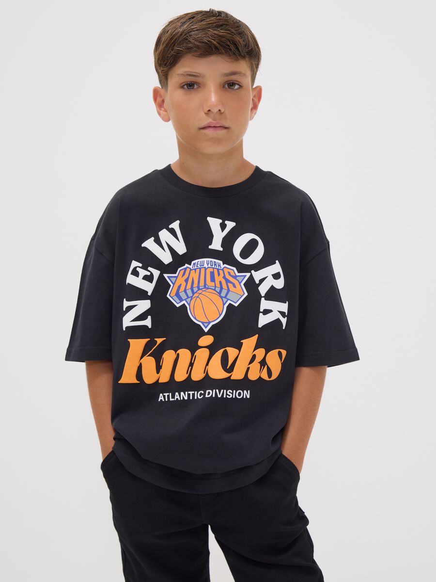 Black pure cotton T-shirt with New York Knicks print for boys_1