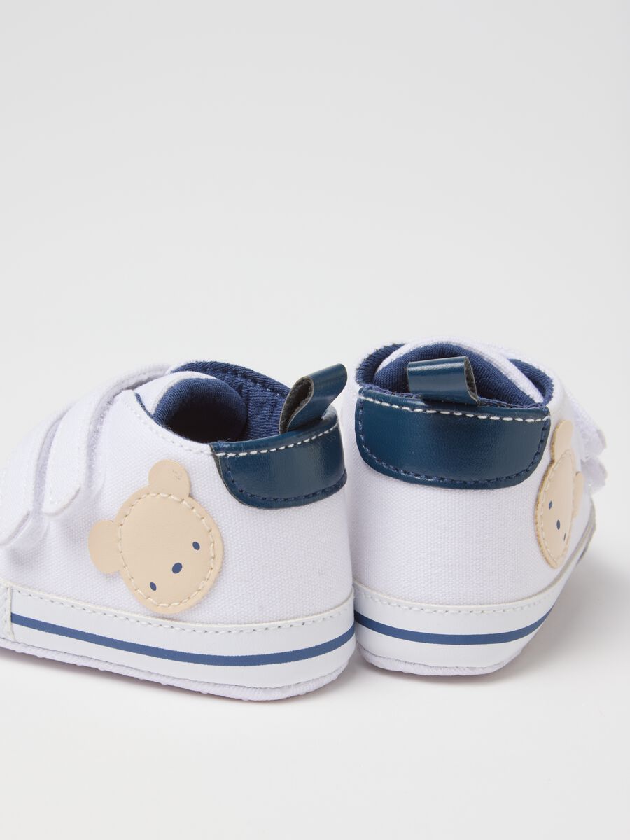 White canvas baby shoes_1