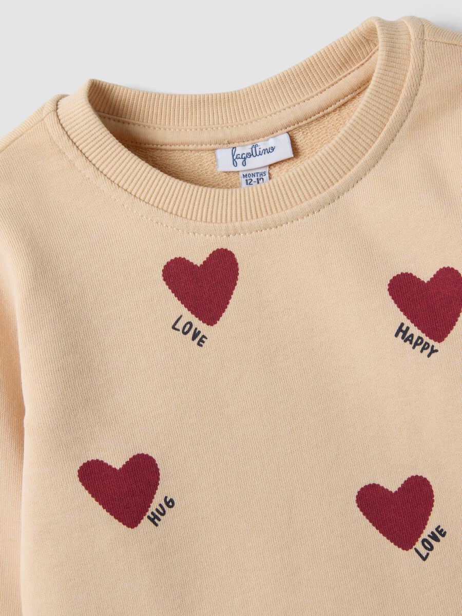 Felpa beige in puro cotone a girocollo e con stampa cuori per bimba_2
