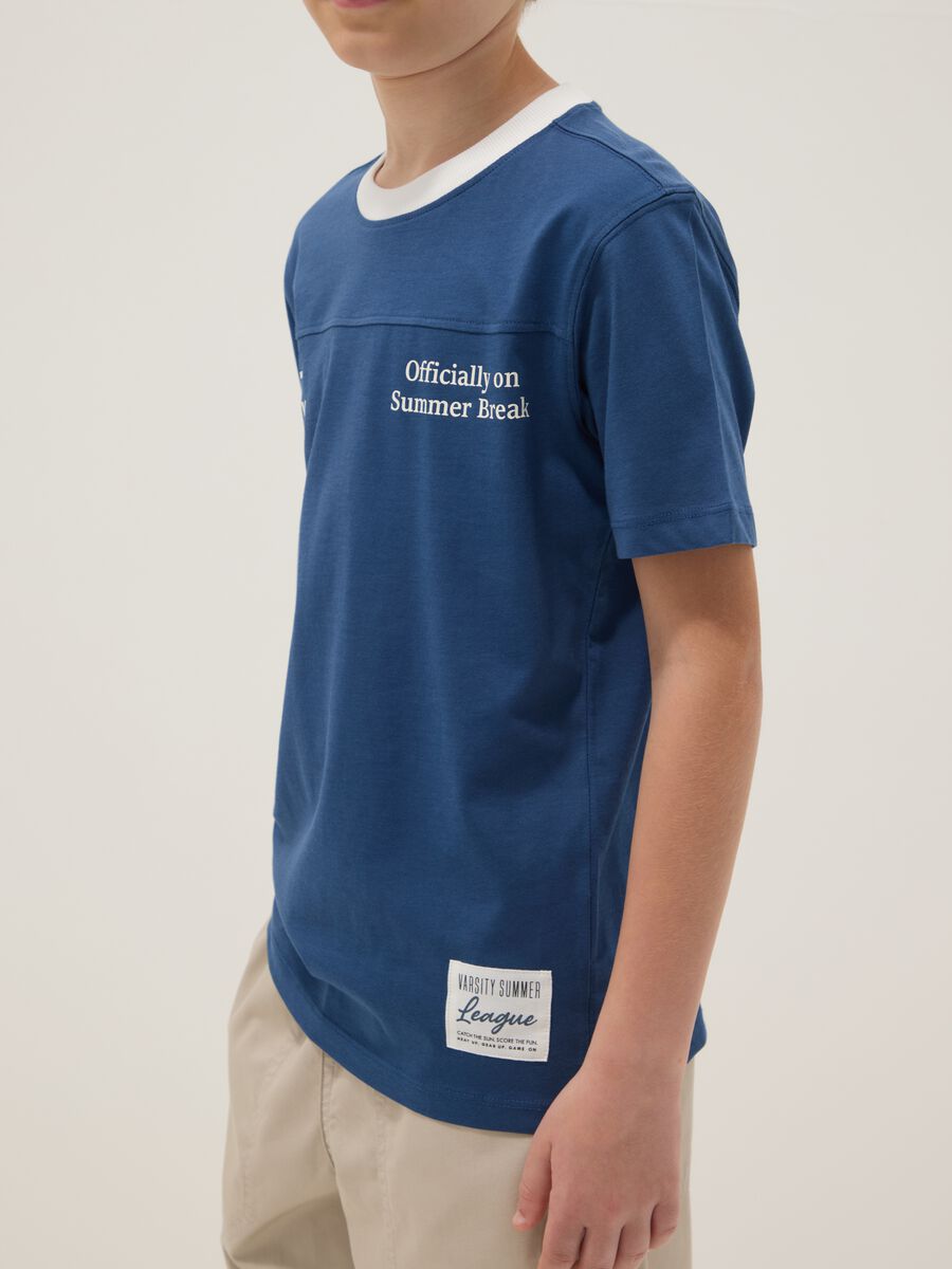 T-shirt in puro cotone blu da ragazzo relaxed fit con collo bianco_2
