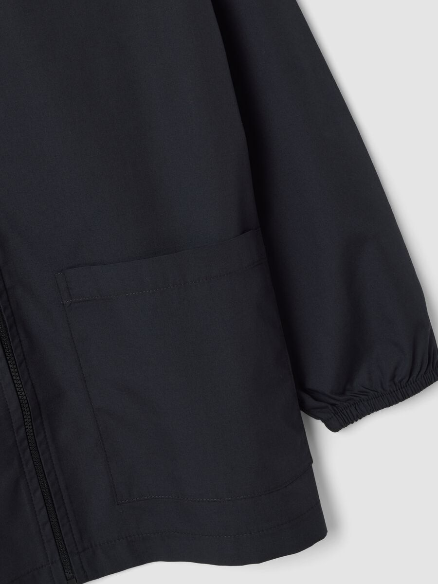 2-pack of black school smocks with zip and white collar_3