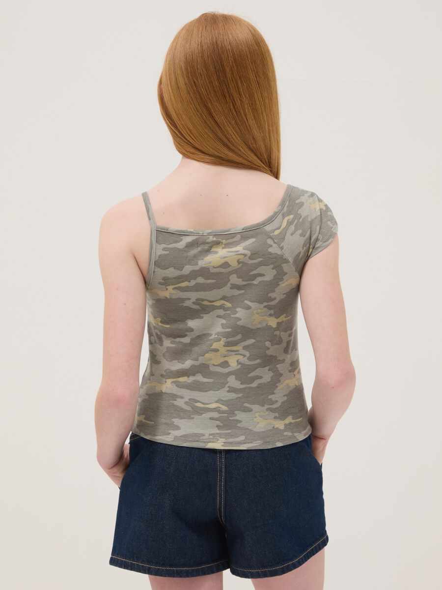 T-shirt grigia in misto cotone con stampa camouflage monospalla slim fit_1
