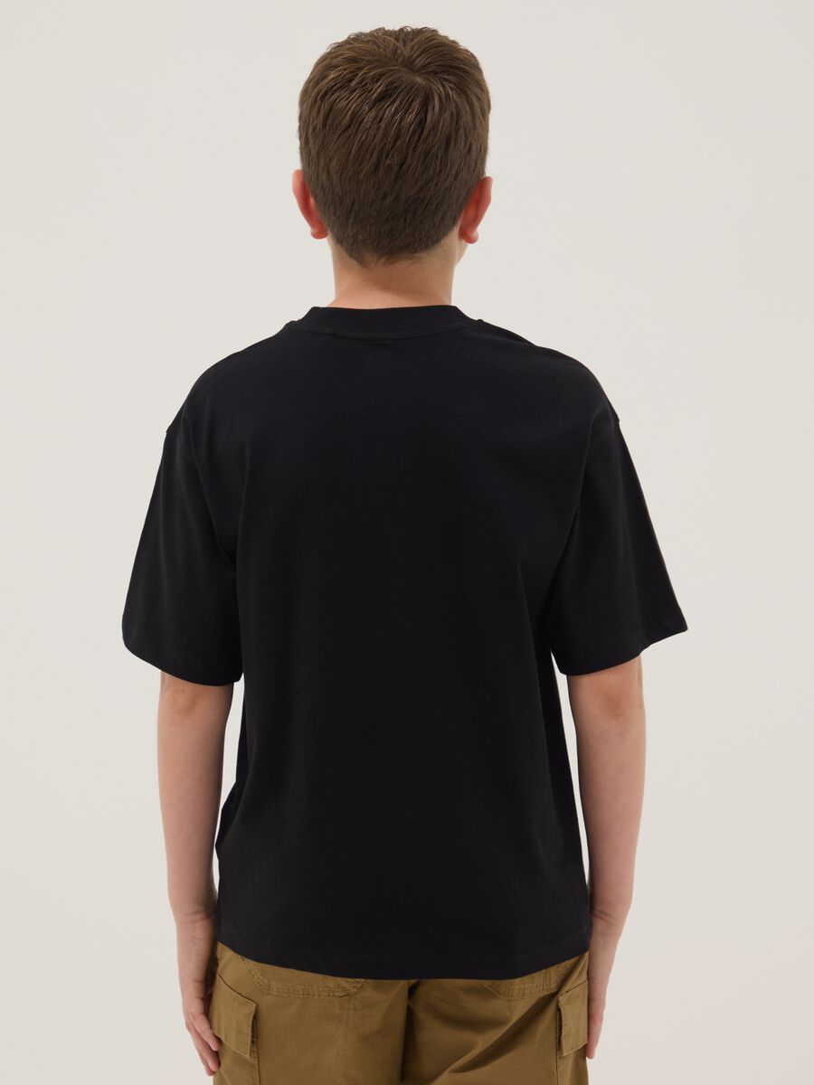 T-shirt nera in puro cotone da ragazzo oversize fit con stampa_1