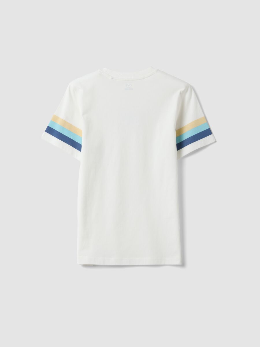 T-shirt bianca in puro cotone da ragazzo con righe sulle maniche_4