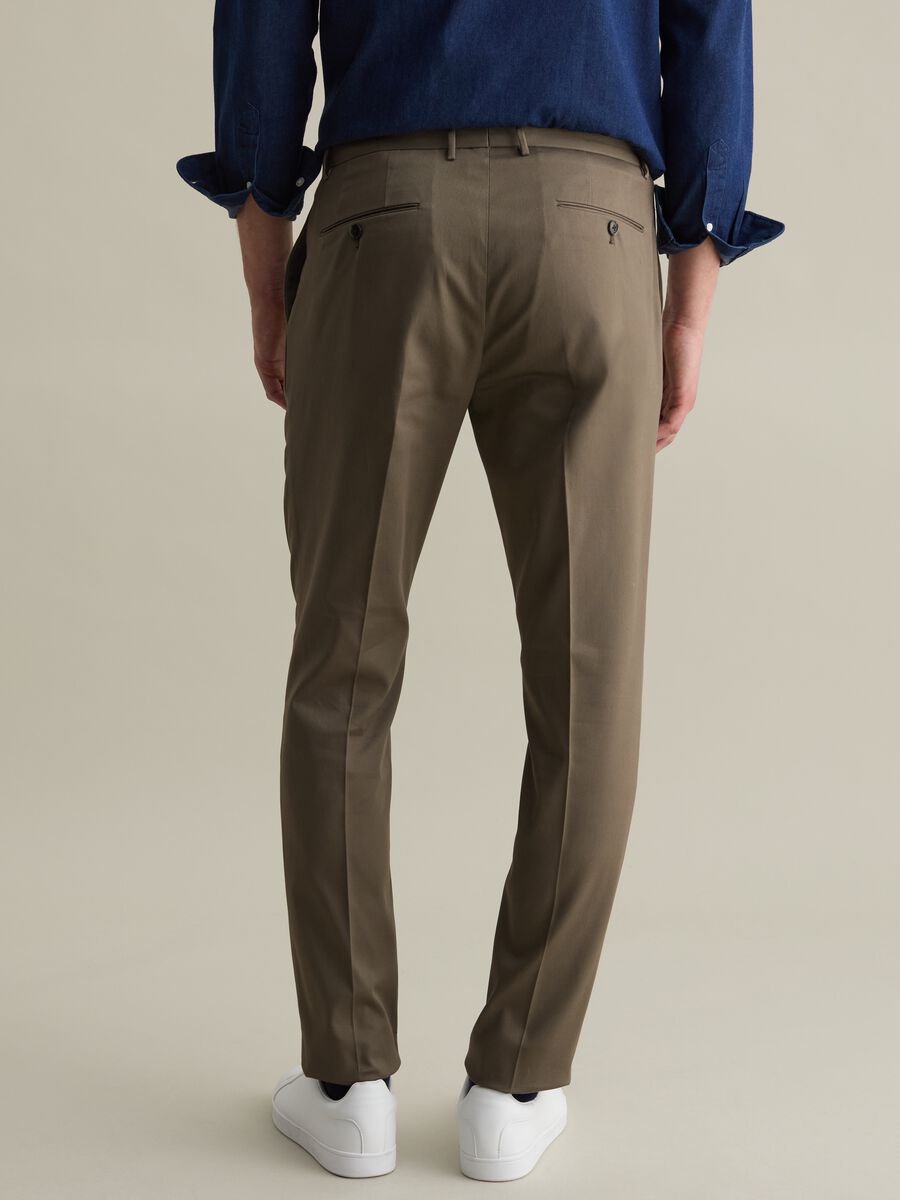 Contemporary chino trousers with darts_4
