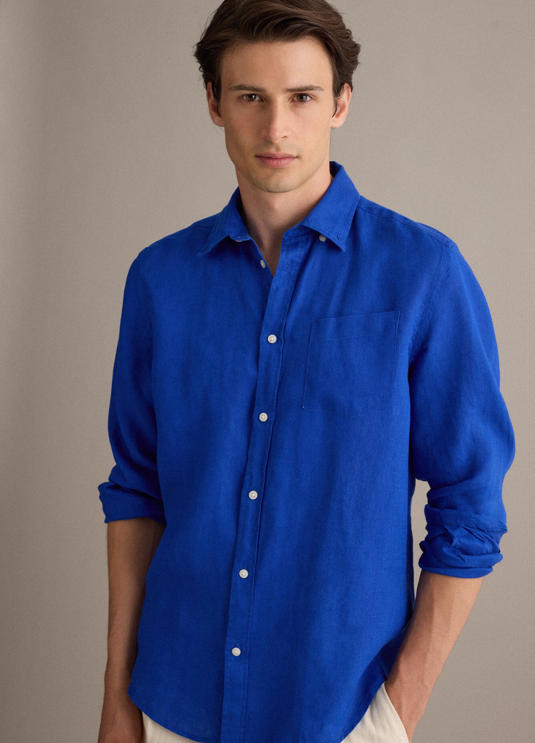 Blue pure linen shirt with button-down collar, regular fit