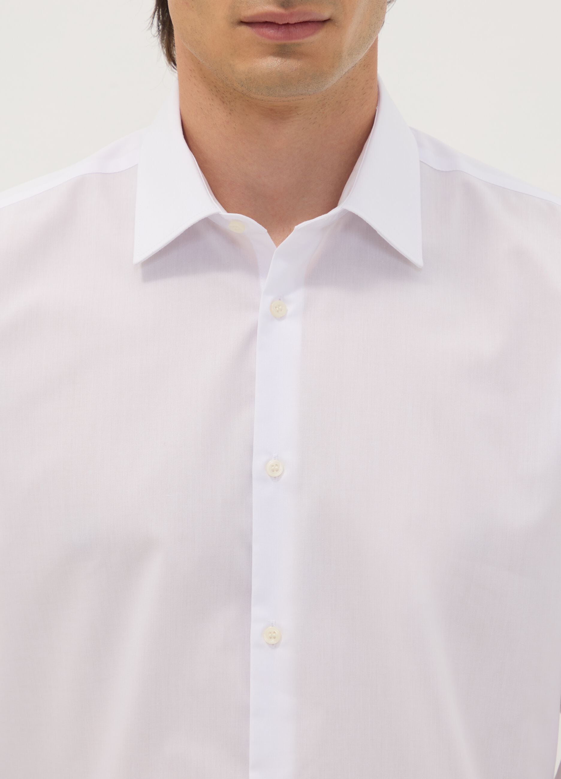 White slim-fit shirt with classic collar, easy-iron