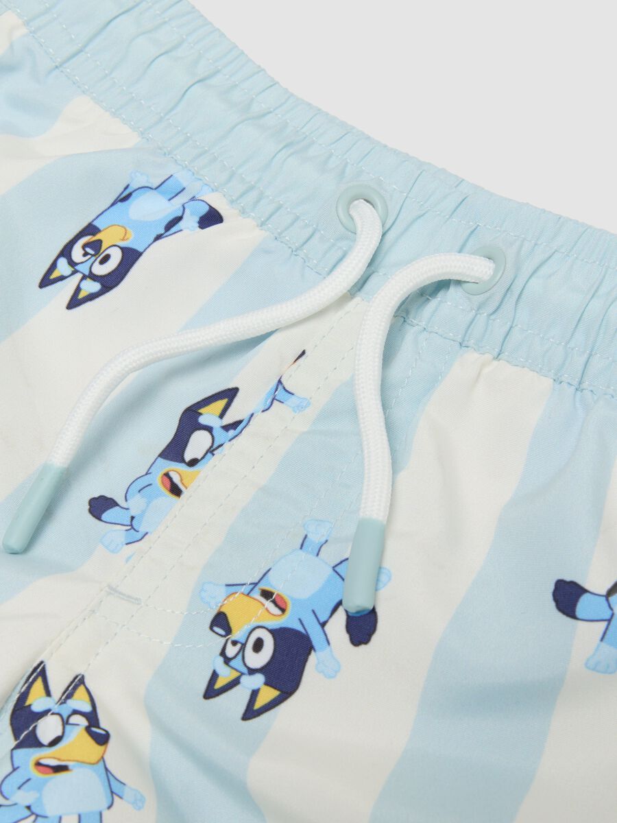 Costume shorts azzurro a righe con stampa Bluey per bimbo_2