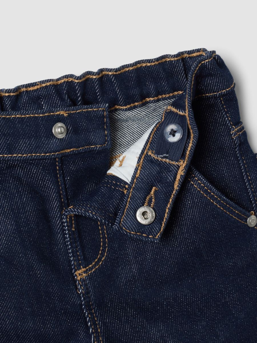 Jeans denim blu scuro in cotone elasticizzato con risvolto per bimbo_3