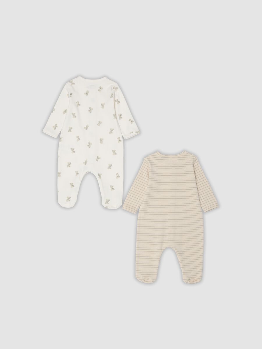 2-pack of organic cotton baby sleepsuits with feet in beige and white_1