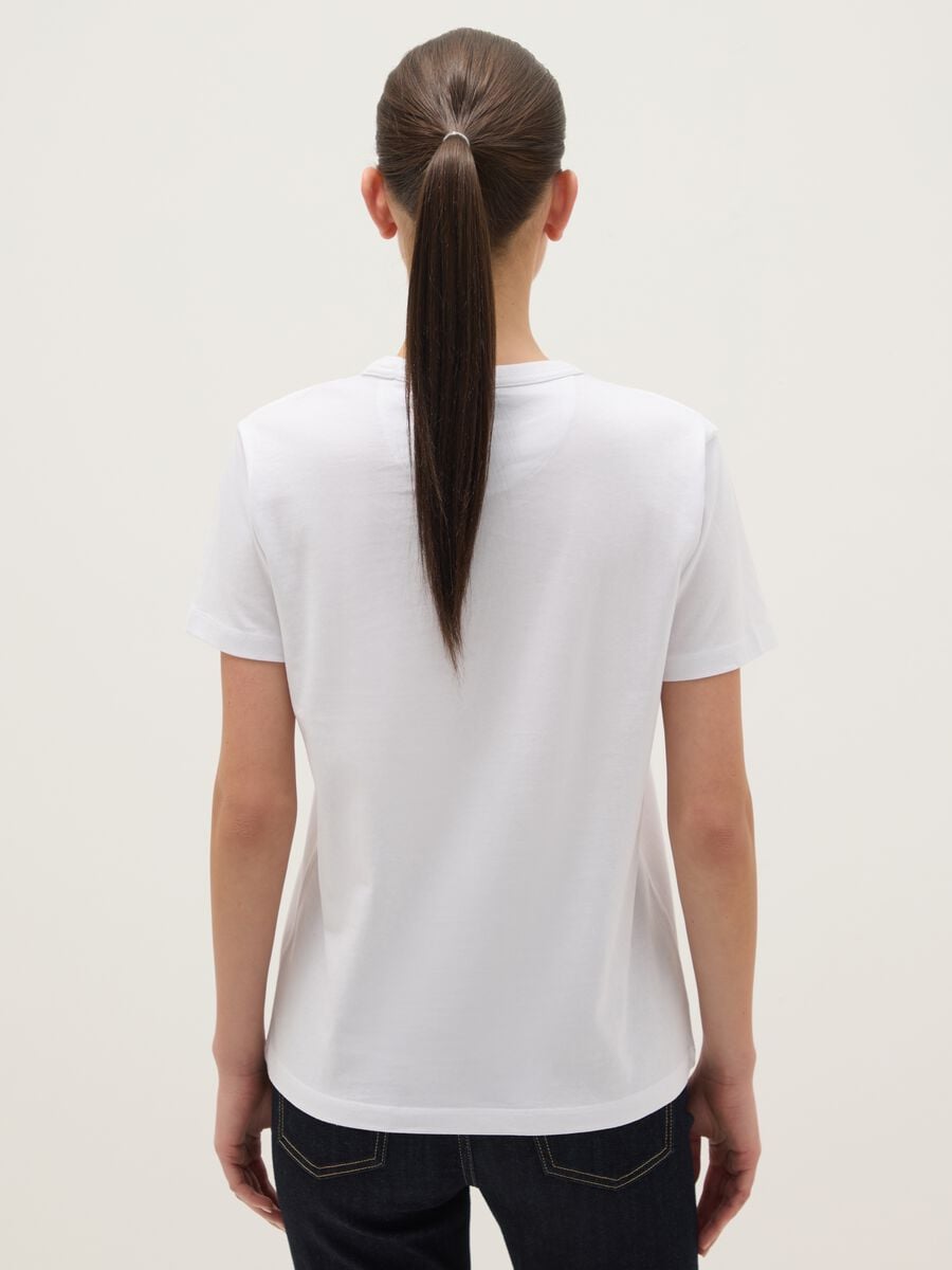 T-shirt in puro cotone bianca regular fit con stampa gatto e fragole_2