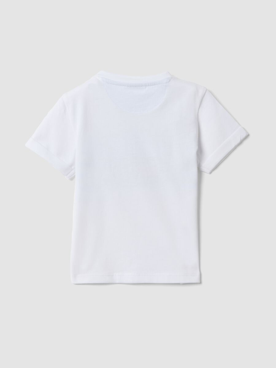 T-shirt bianca in puro cotone da bimbo con barchetta ricamata_1