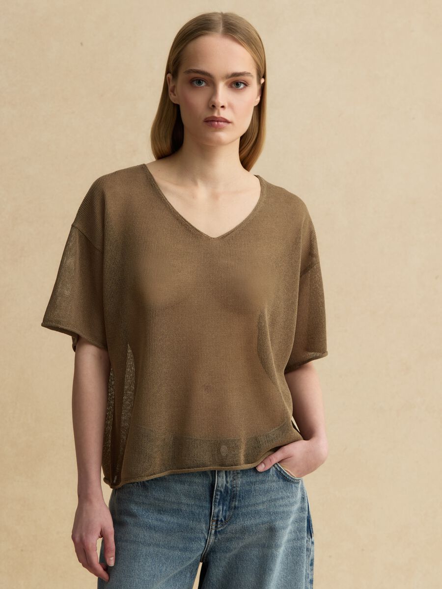 Maglia in misto lyocell e lino marrone oversize fit con scollo a V_1