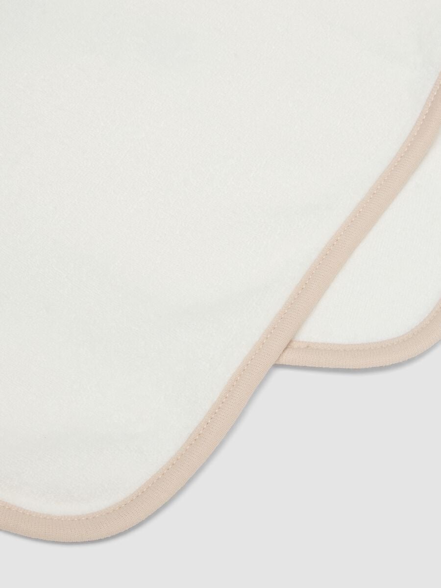 Grey & white organic cotton-blend bib set for newborns_2
