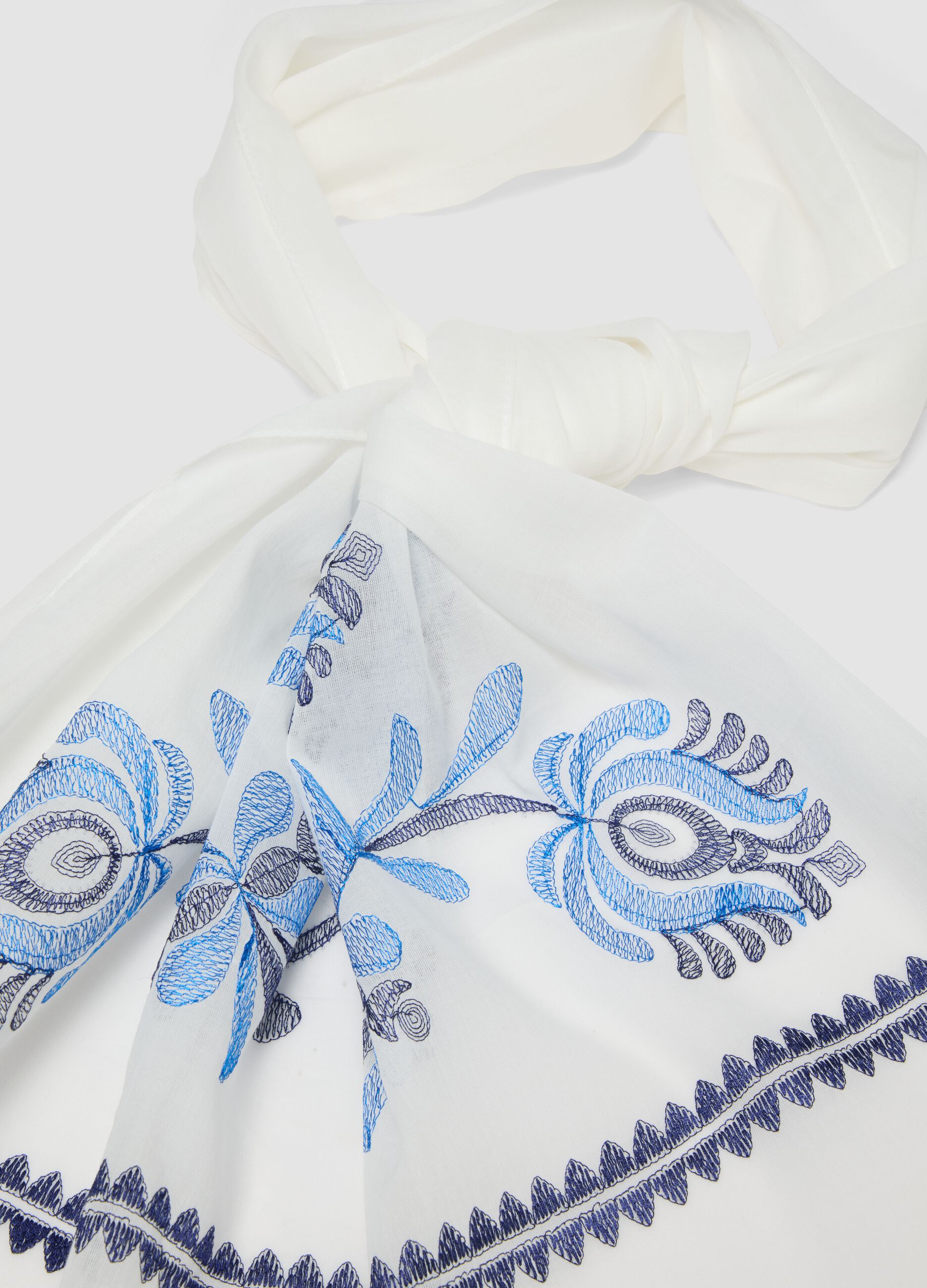 Foulard in puro cotone bianco con ricami floreali blu