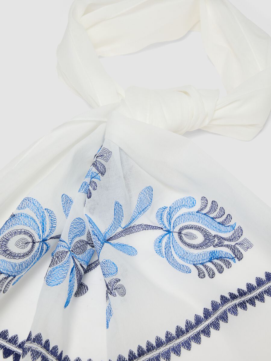 Foulard in puro cotone bianco con ricami floreali blu_2