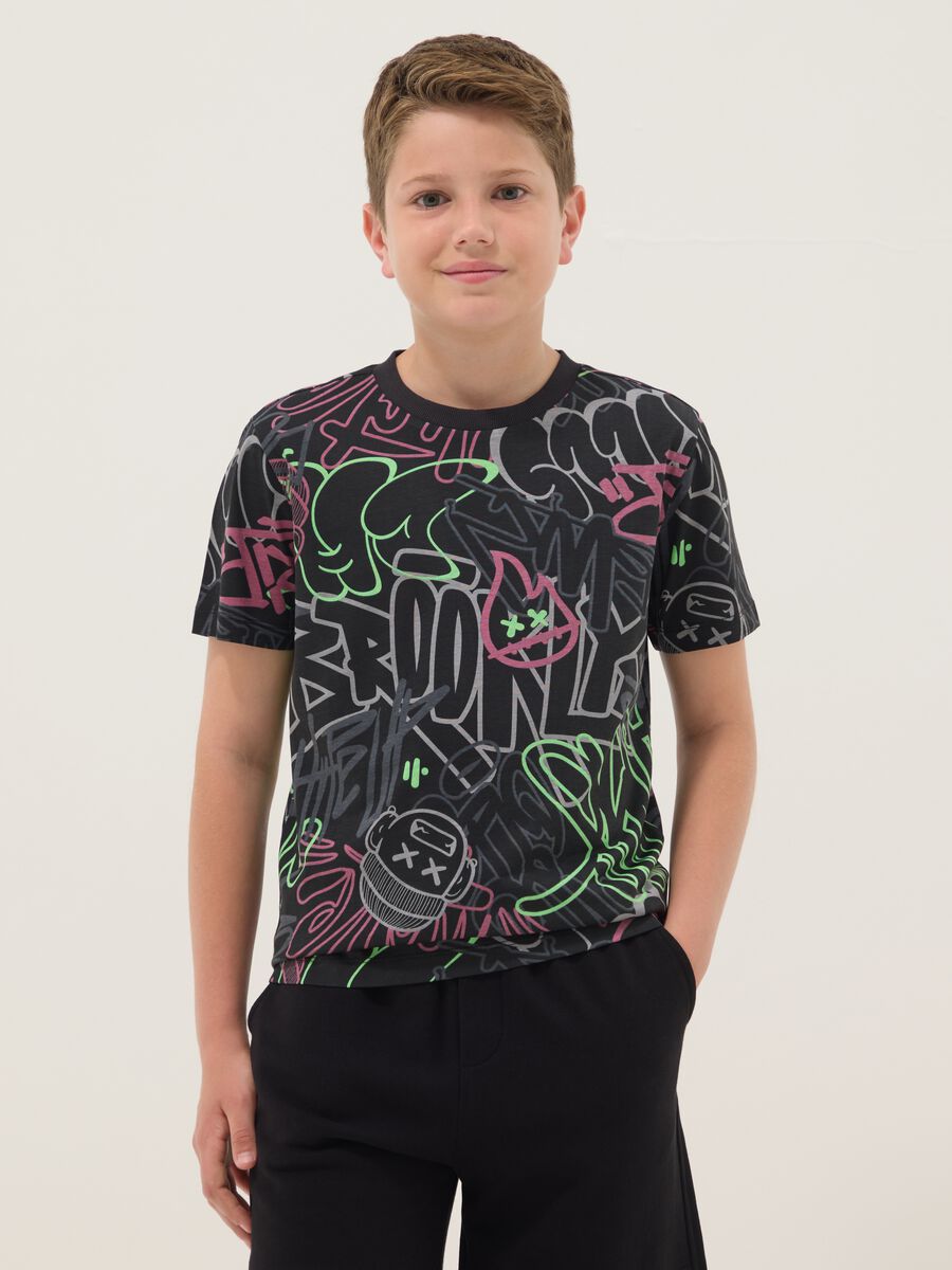 T-shirt multicolor in puro cotone con graffiti da ragazzo regular fit_0