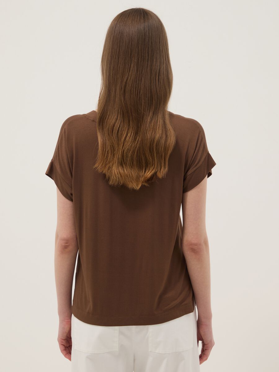 Brown stretch viscose V-neck T-shirt_3