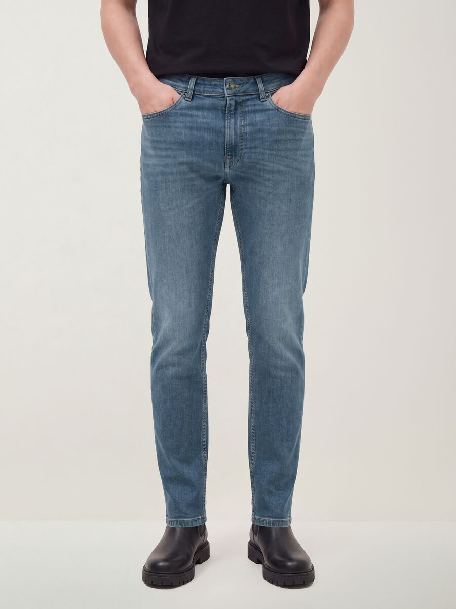 Men&rsquo;s medium-wash slim-fit stretch cotton jeans_1