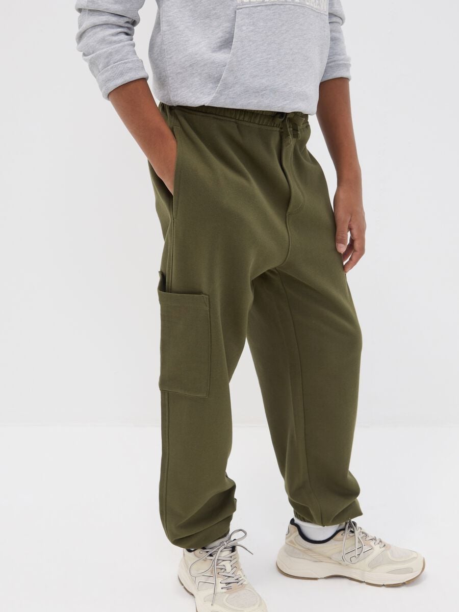 Pantaloni jogger verdi in puro cotone con tasche cargo relaxed per ragazzo_1