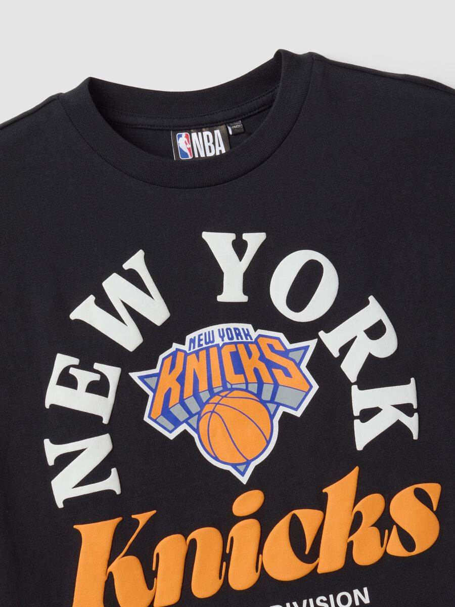 Black pure cotton T-shirt with New York Knicks print for boys_4