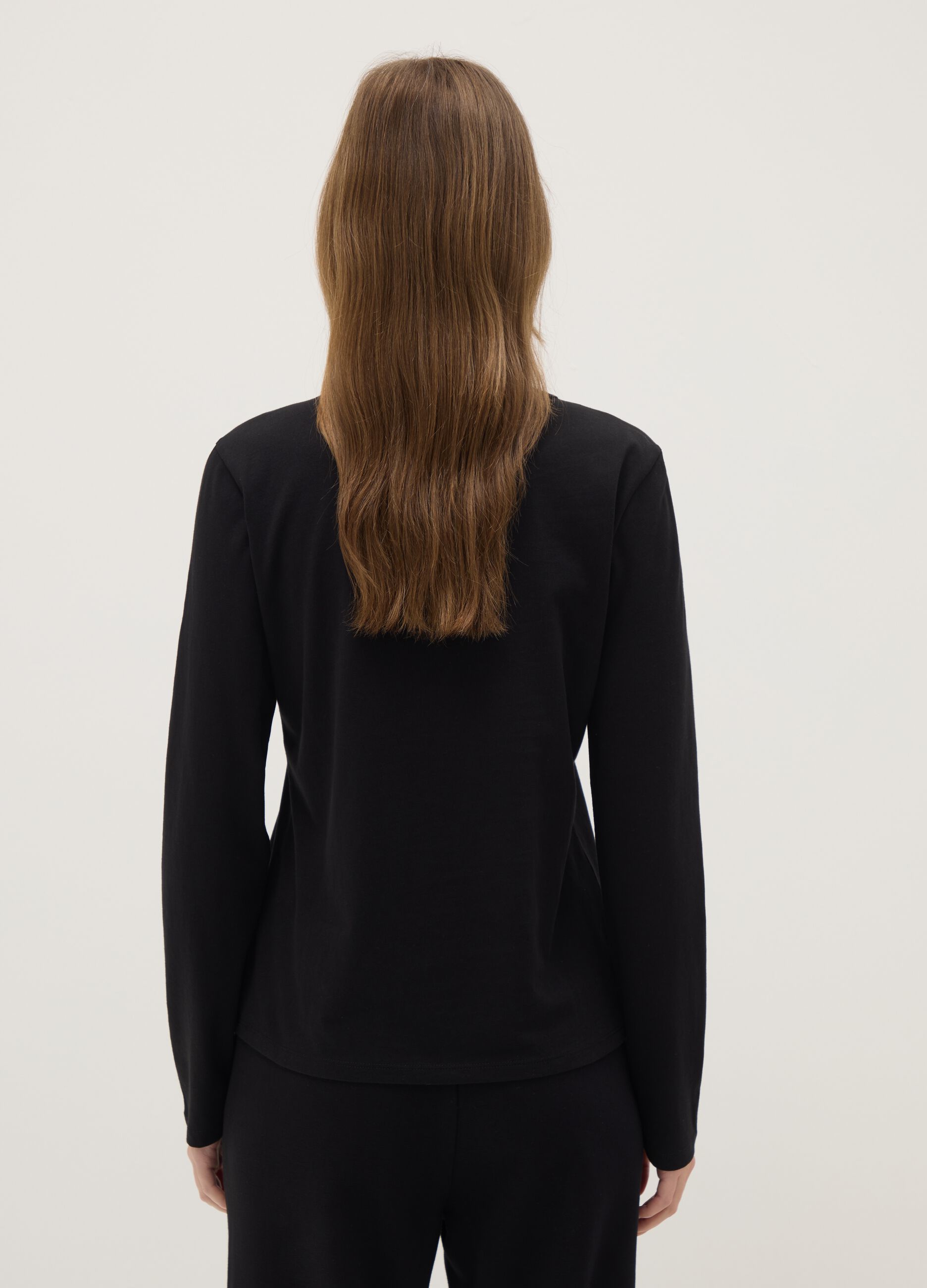 T-shirt nera a maniche lunghe in puro cotone regular fit