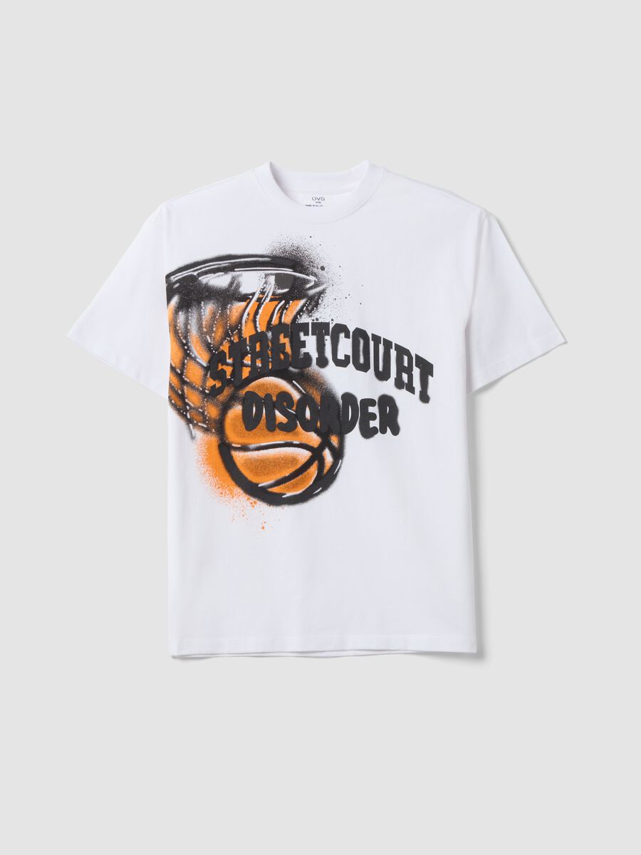 T-shirt over fit bianca in puro cotone con stampa grafica basket per ragazzo_3