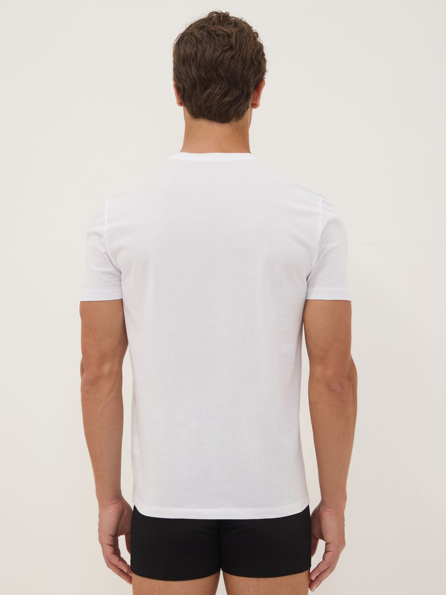 3-pack of white organic cotton V-neck T-shirts_3
