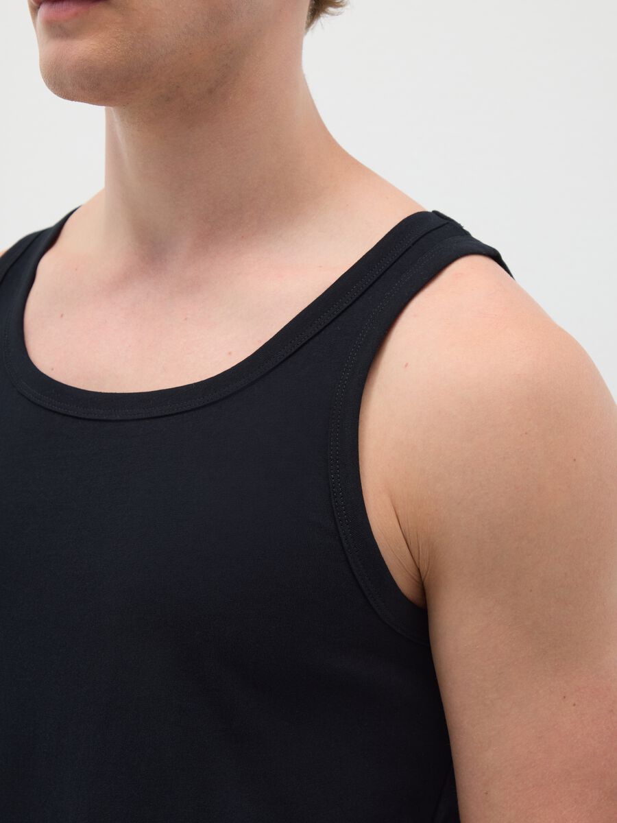 Black regular-fit vest top in pure organic cotton_3