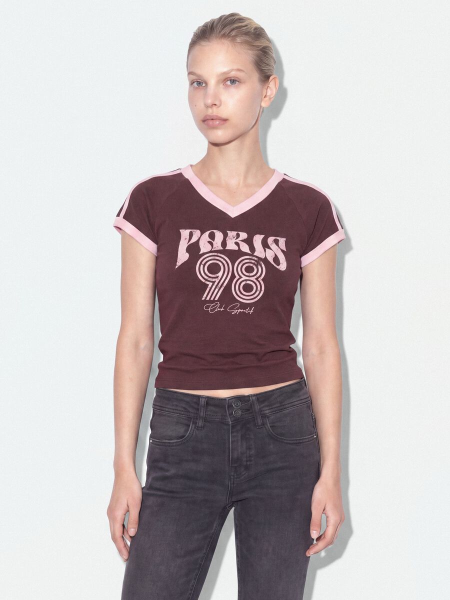 T-shirt marrone in puro cotone con scollo a V e stampa frontale_0
