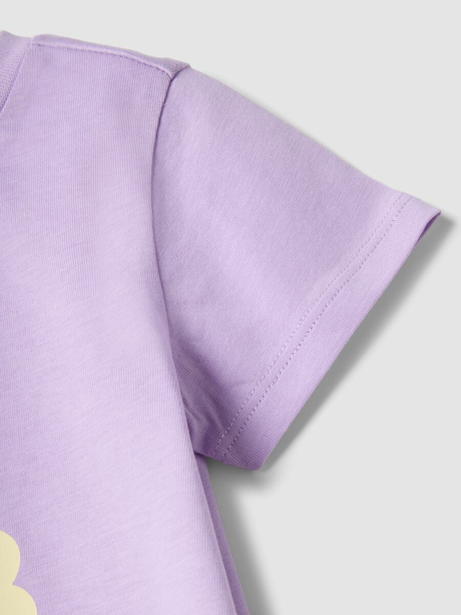 T-shirt in puro cotone viola da bimba regular fit con stampa floreale_3
