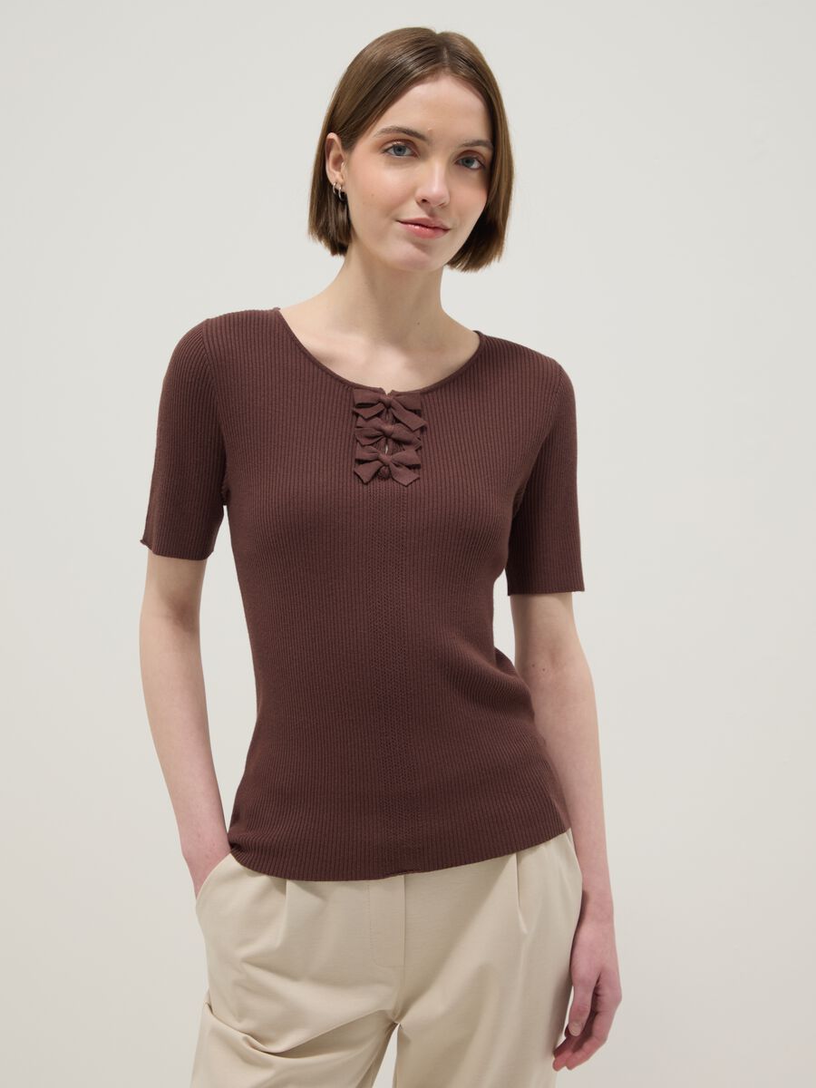 T-shirt in misto viscosa marrone regular fit con fiocchi_0