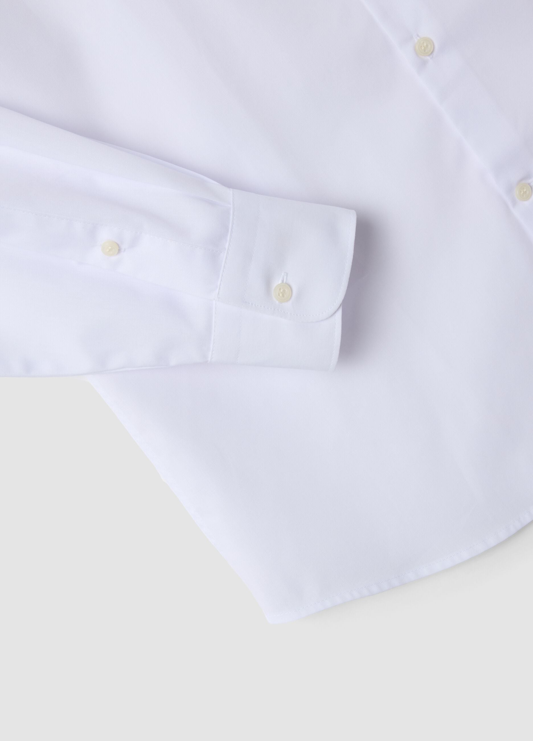 White slim-fit shirt with classic collar, easy-iron