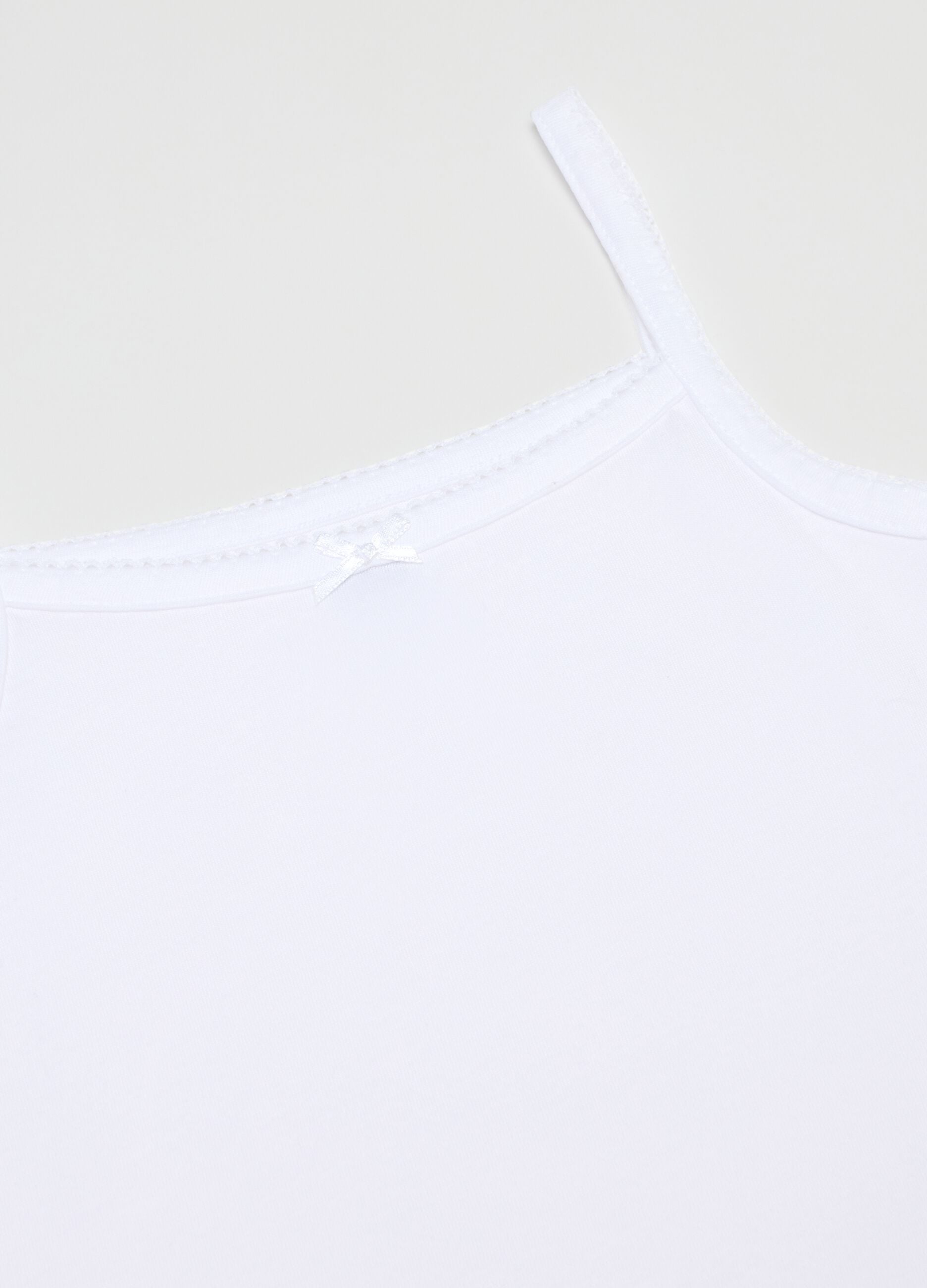 Pack of white girl's vests in pure cotton regular fit