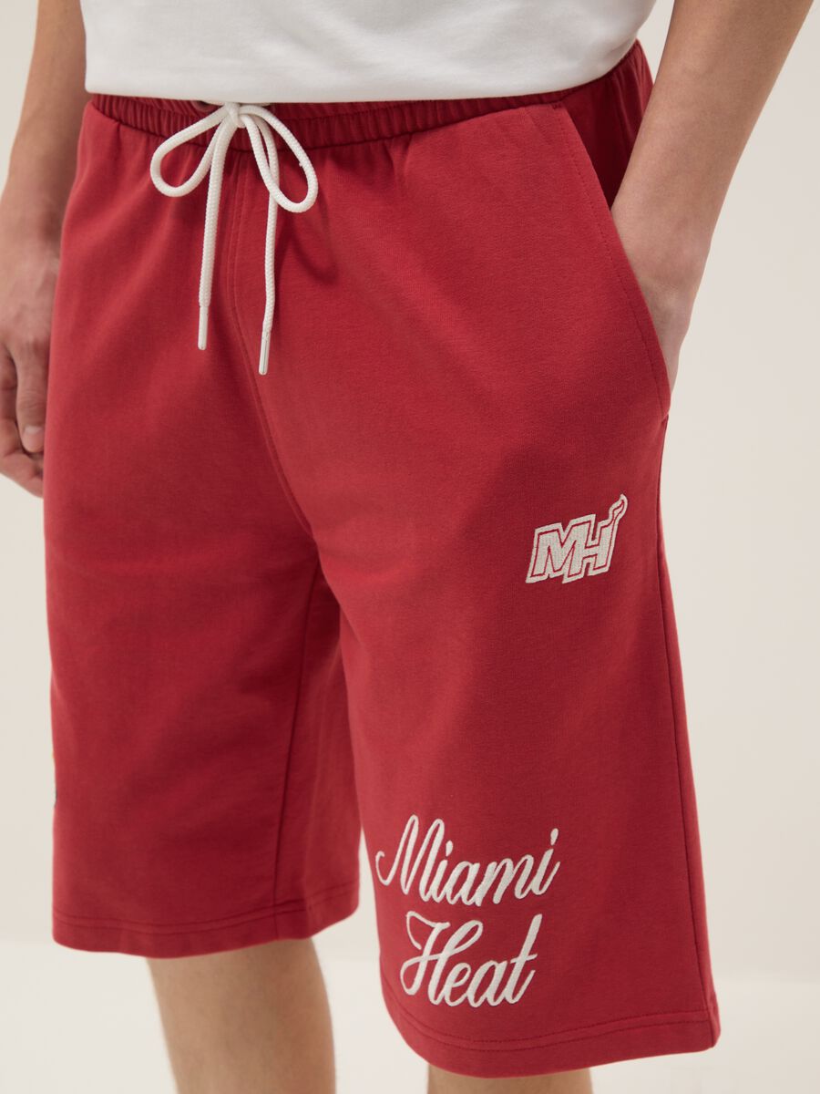 Red cotton-blend sports shorts with Miami Heat logo_3