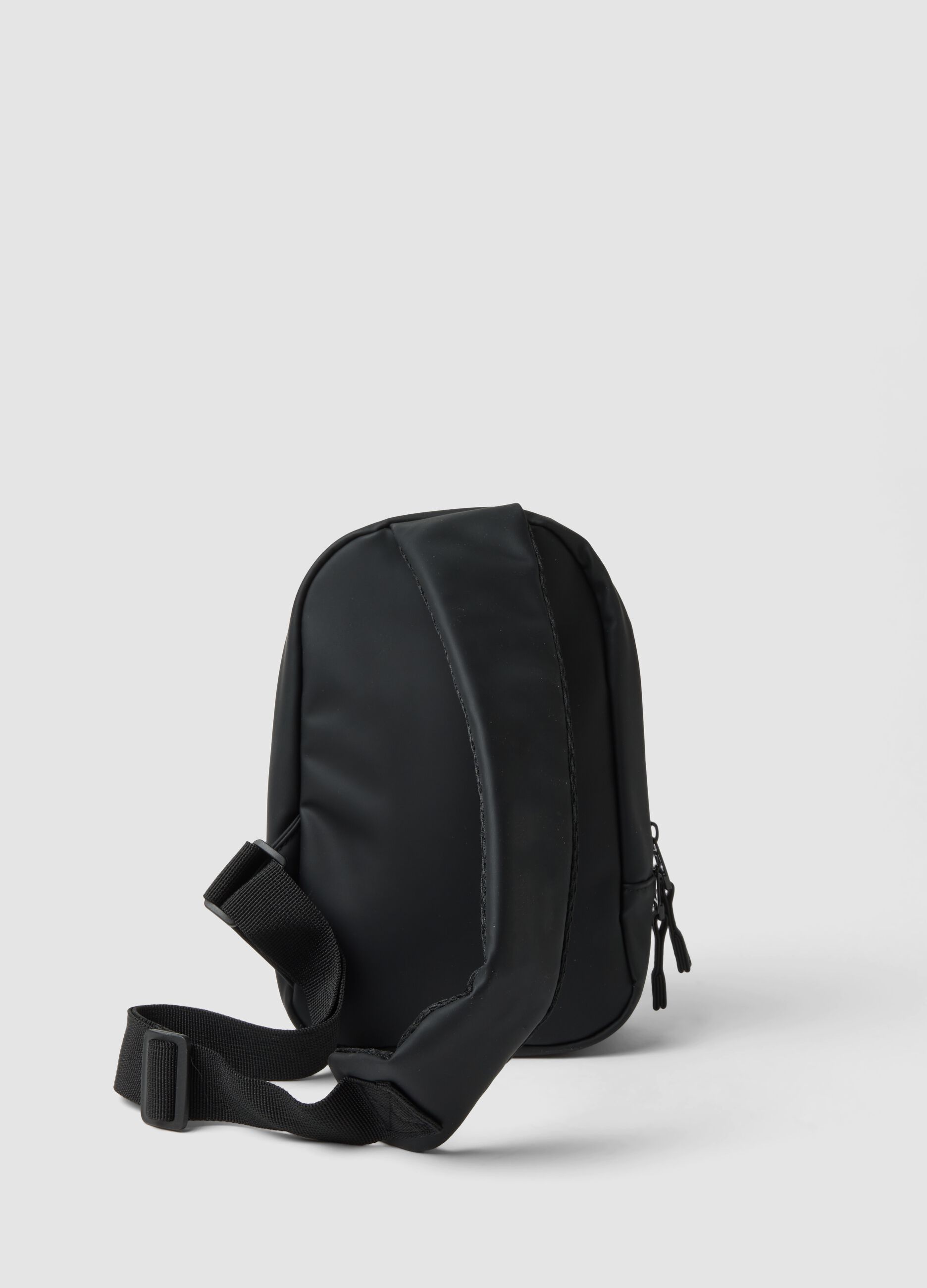 Black crossbody sports bag with water-repellent front pocket