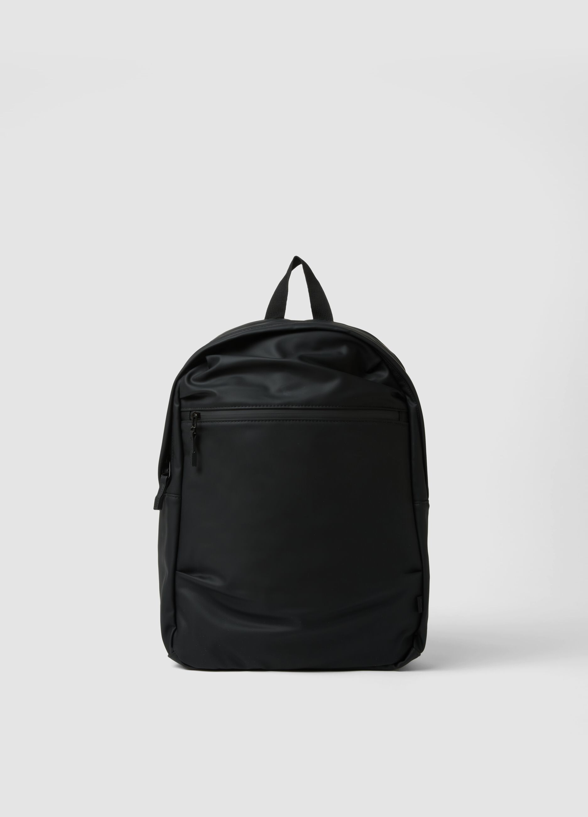Black water-repellent backpack with front pocket