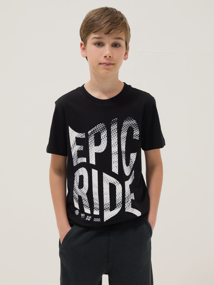 T-shirt nera a maniche corte in cotone organico_1
